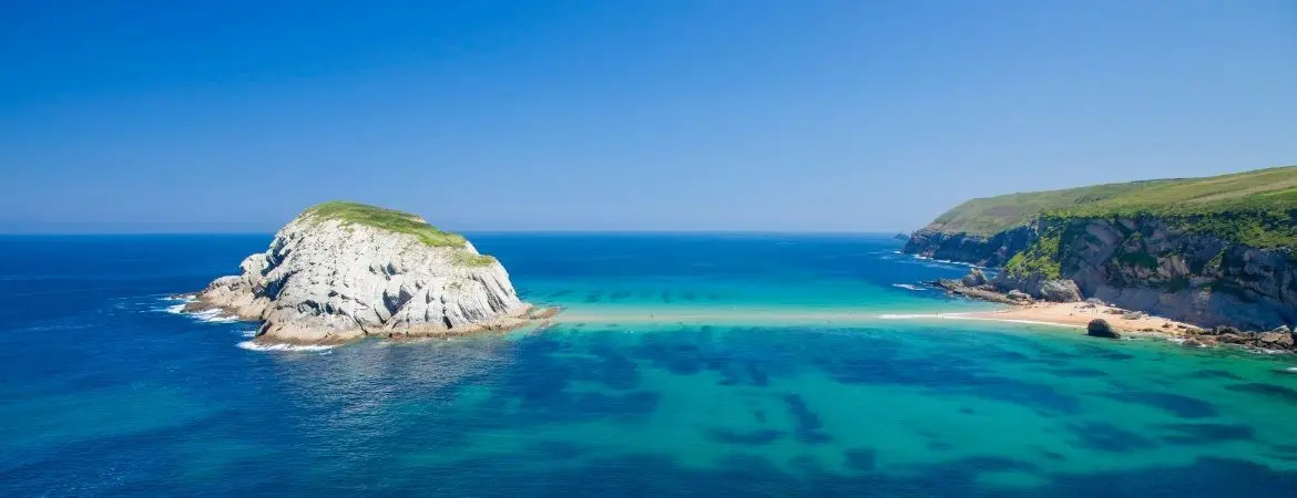 L'île de Castro attachée à la plage de Covachos à marée basse | Shutterstock