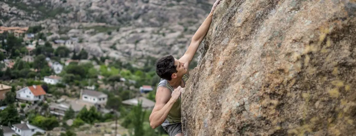 Un homme escalade La Pedriza | Shutterstock