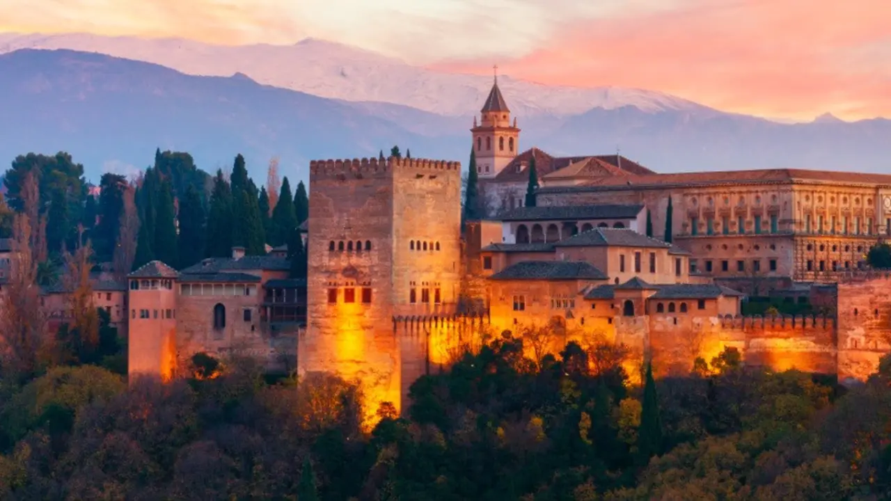 Coucher de soleil à l'Alhambra de Grenade | Shutterstock