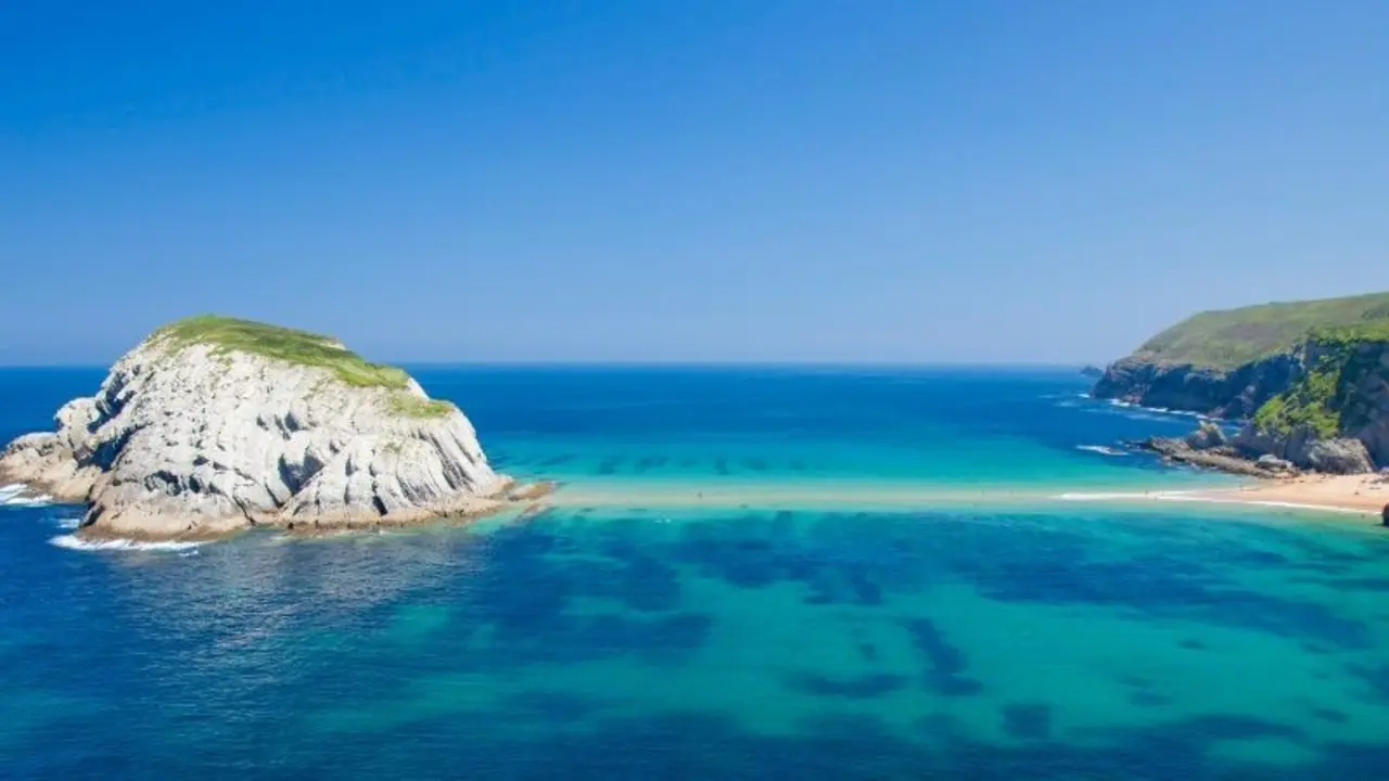 L'île de Castro attachée à la plage de Covachos à marée basse | Shutterstock