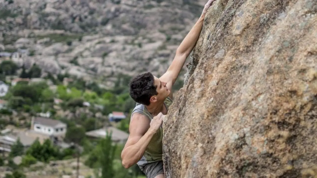 Un homme escalade La Pedriza | Shutterstock