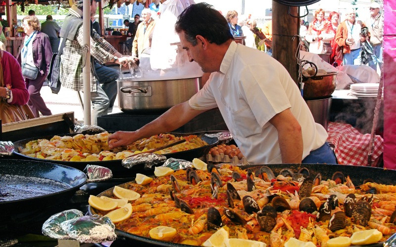 Paella dans la foire d'avril de Barcelone.