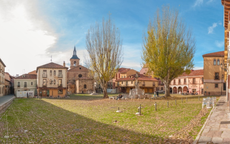 Place du Grano avec l'église Nuestra Señora del Mercado au fond