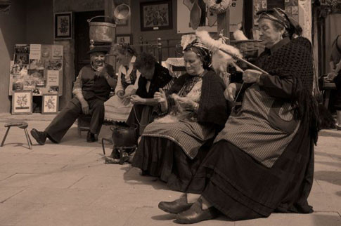 Mujeres de Arenas de Cabrales hilando la lana.