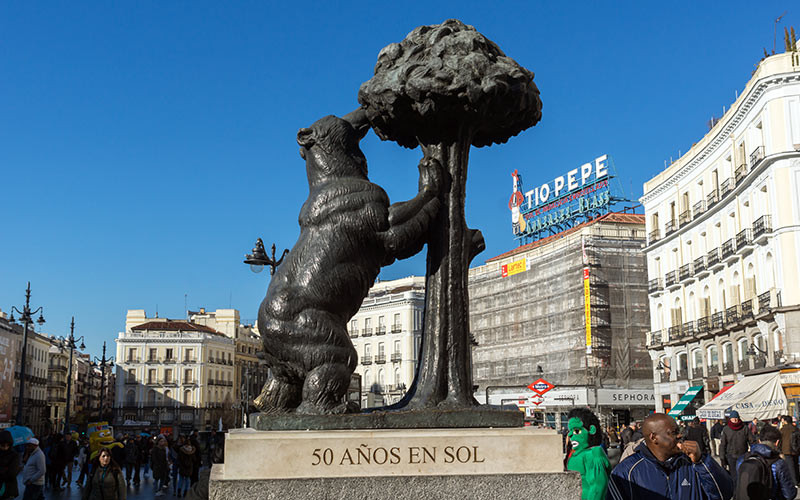 Statue de l'Ours et de l'Arbousier et l’affiche Tío Pepe au fond