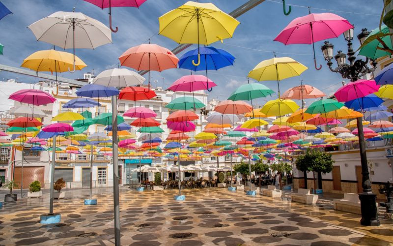 Les parapluies de Torrox sur la Place de la Constitution