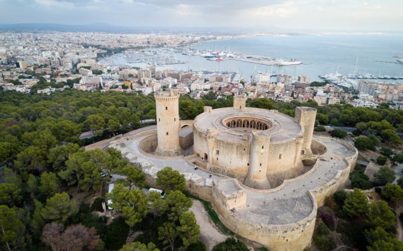 Château de Bellver et Palma de Majorque au fond