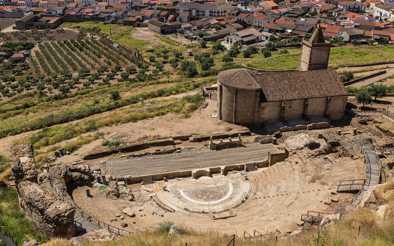 Théâtre romain de Medellín et église Santiago 