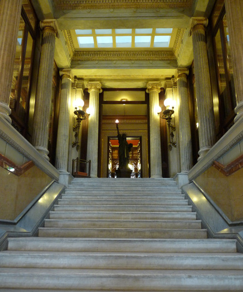 Grand escalier de marbre