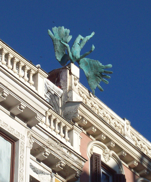 “L’accident aérien” d’un ange dans les rues de Madrid