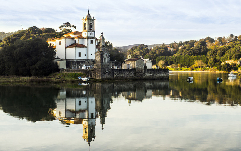 Vue panoramique de l’Église de Nuestra Señora de los Dolores et le Cimetière de Niembro