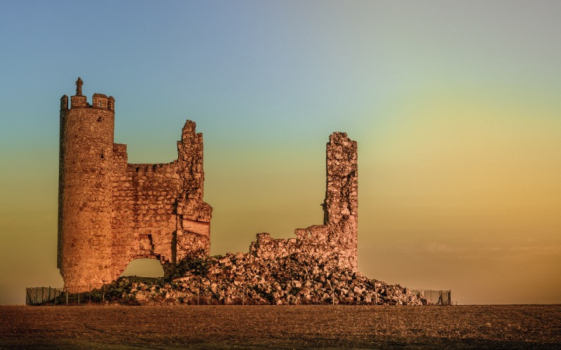 Coucher de soleil sur les ruines du château de Rivadeneyra