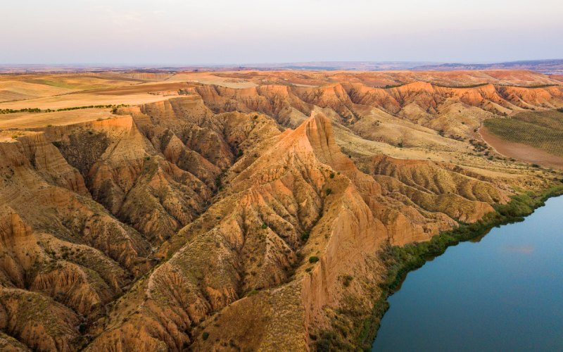 Ces formations rappellent le Grand Canyon du Colorado en raison de leur couleur rougeâtre