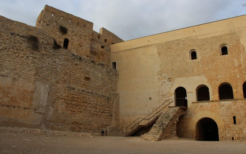 Place d'armes du château de Miravet