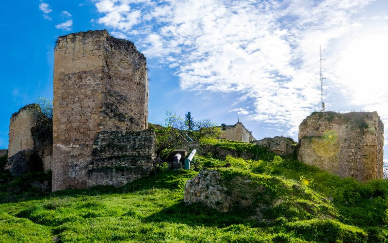 Les défauts du château de Morón de la Frontera sont visibles