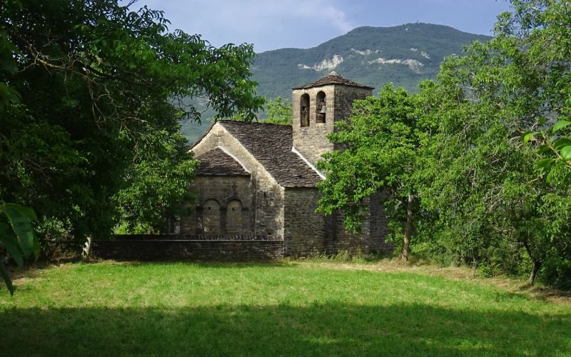 L'église romane de Santa Eulalia, avec la tour au premier plan