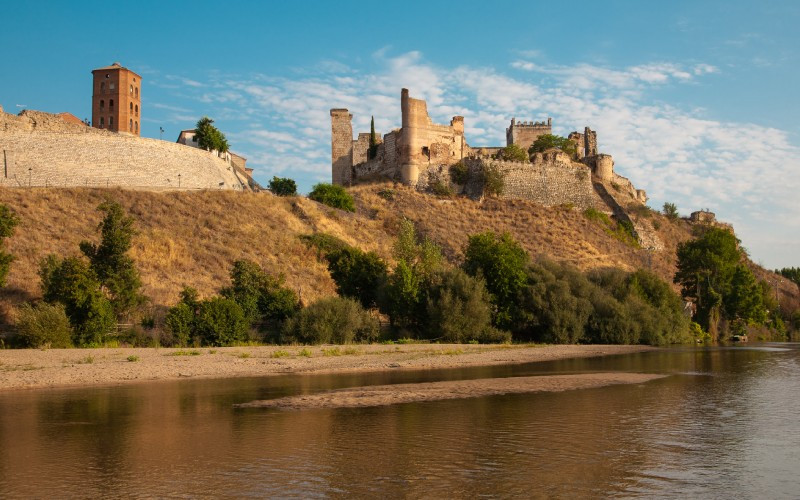 Château médiéval sur les rives de la rivière Alberche, Escalona 