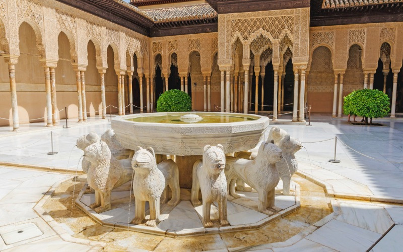 Gros plan de la fontaine mythique qui donne son nom au Patio de los Leones, à l'intérieur de l'Alhambra