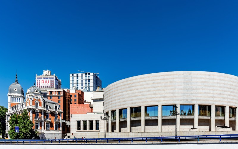 Le nouveau bâtiment du Sénat, à droite