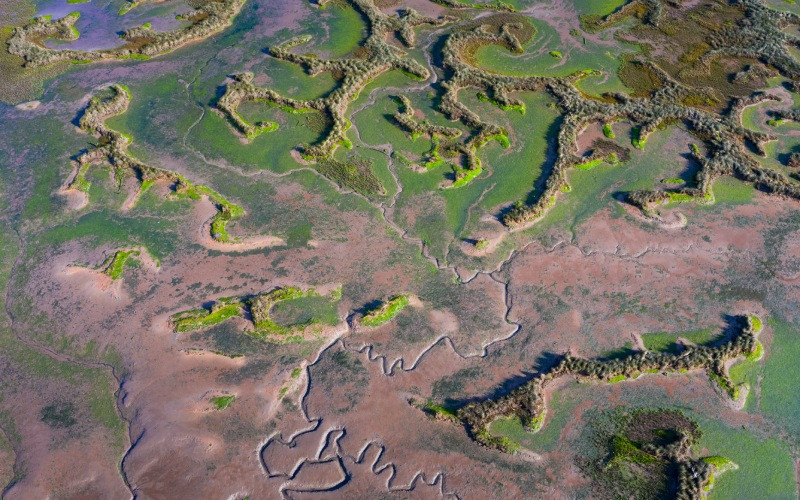 Vue aérienne de la rivière Escudo et du marais Rubín dans le parc naturel d'Oyambre