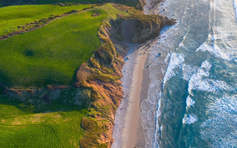 Vue du haut des falaises de la côte cantabrique et de la plage de Meron, San Vicente de la Barquera