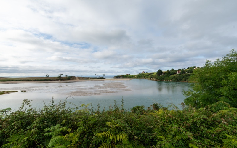 Vues de l'estuaire de la rivière Rabia dans le parc naturel d'Oyambre