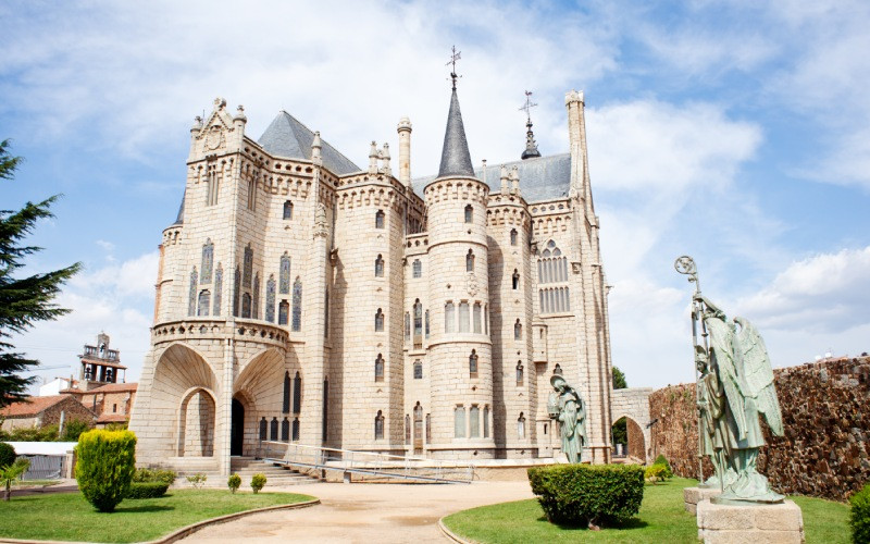 Le palais épiscopal d'Astorga semble tout droit sorti d'un conte de fées médiéval