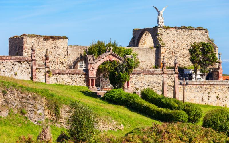 Extérieur du cimetière gothique de Comillas