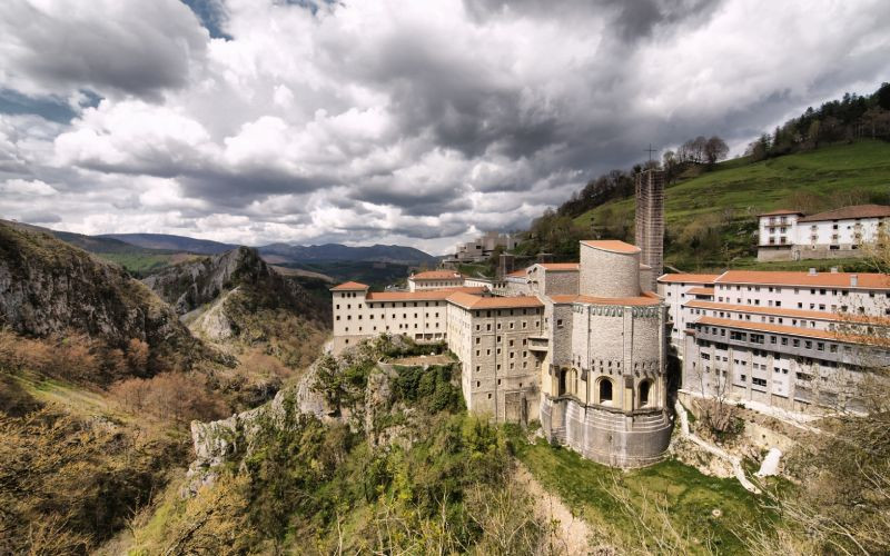 L'emplacement du sanctuaire au milieu de la nature montagneuse est tout simplement spectaculaire