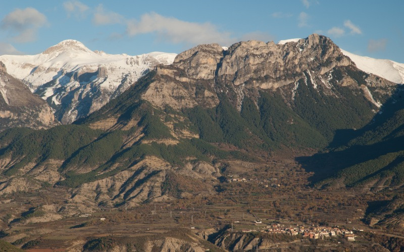 Bestué se repose sous la montagne