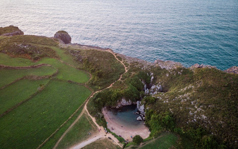 Vue aérienne sur la plage de Gulpiyuri