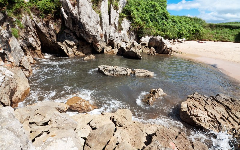 La mer se faufile entre les rochers de la plage de Gulpiyuri 