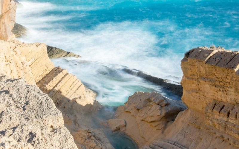 Formations rocheuses et la mer sur cette plage d'Ibiza