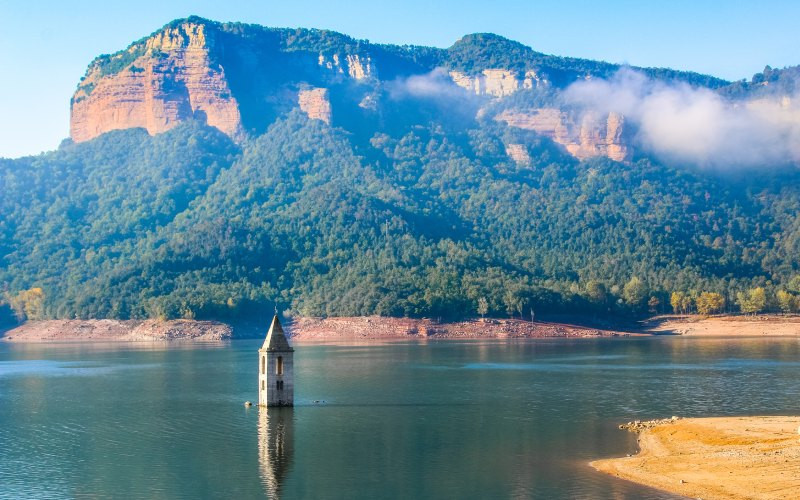 Tour de Sant Romà de Sau émergeant