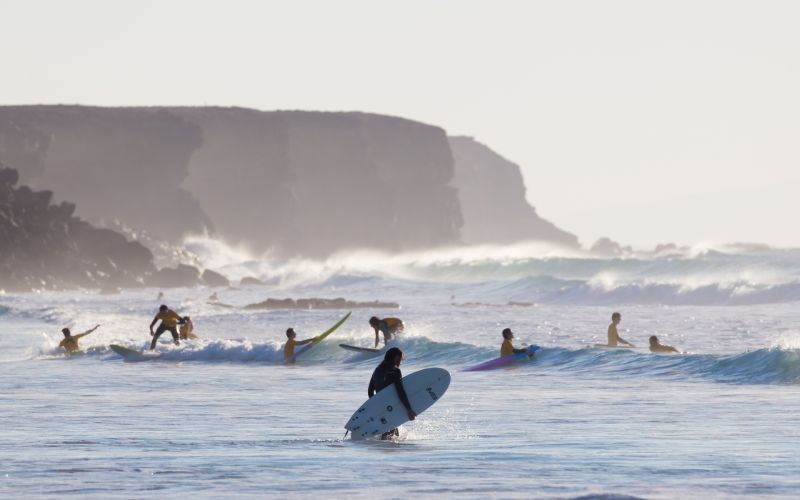 Surfeurs à Piedra Playa à El Cotillo