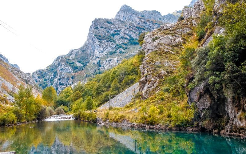 Lac dans la vallée de Quirós