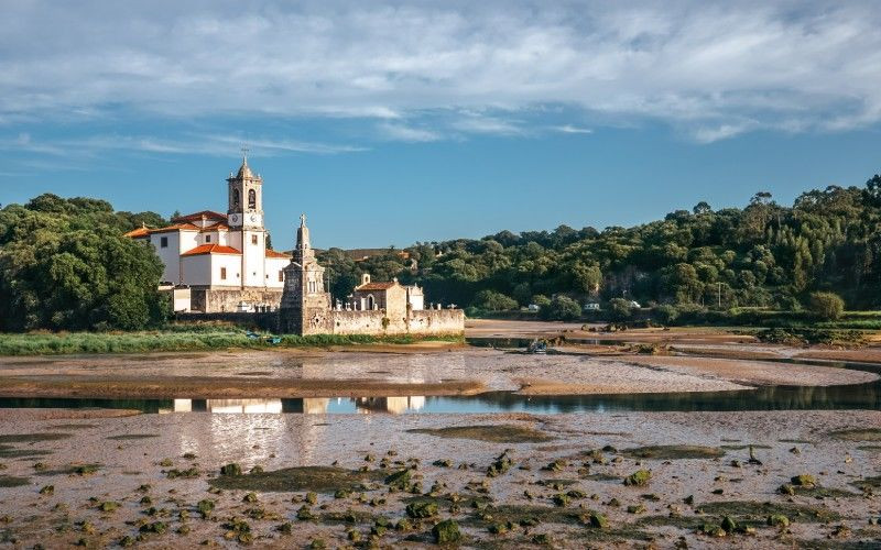 L’église et le cimetière de Niembru dans les Asturies