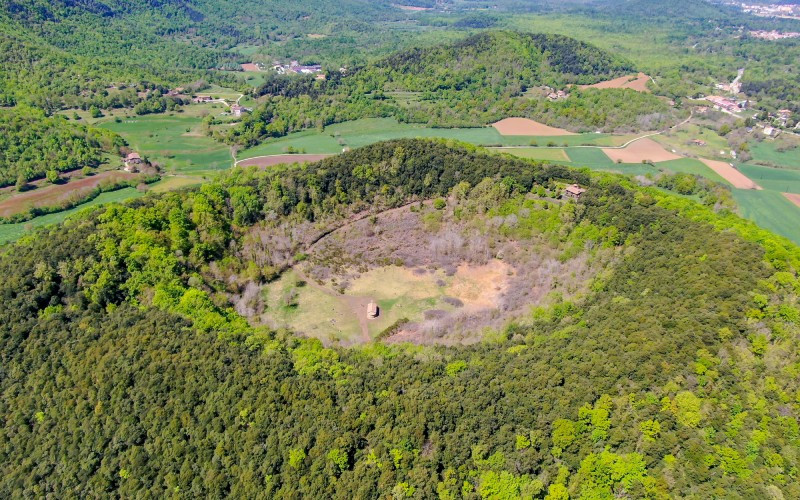 Les volcans sont l'une des attractions touristiques de la forêt