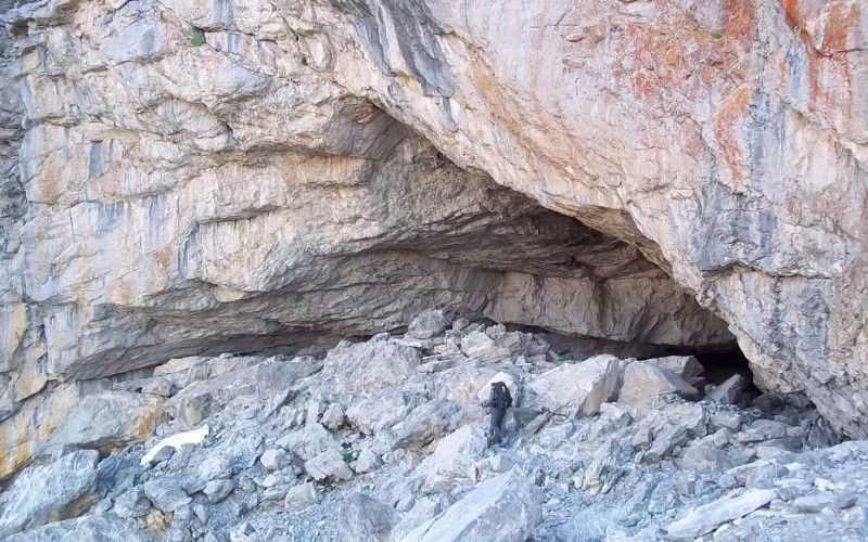 Entrée de la grotte de Casteret, recouverte de glace et de neige en hiver