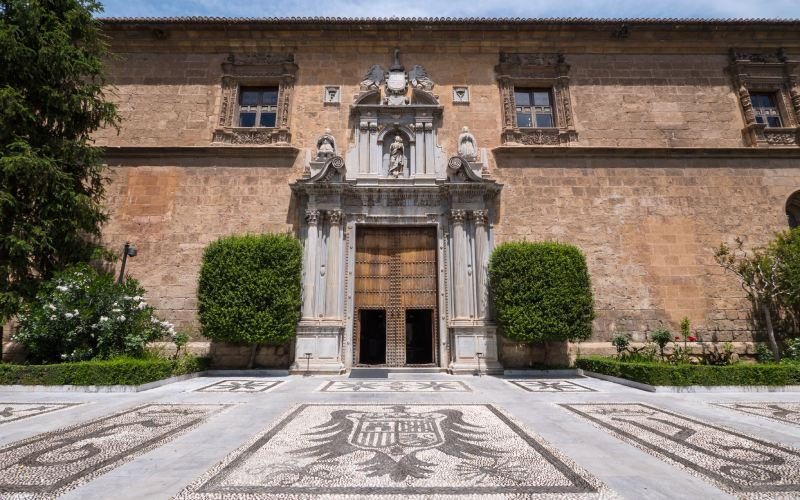 La façade de l'hôpital royal de Grenade. La personnalité des rois catholiques s’y reflète à la perfection