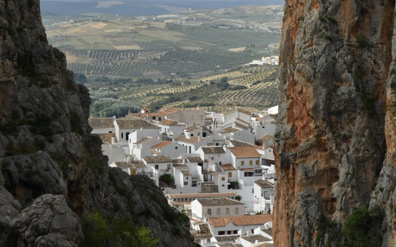 Le village de Zahara de la Sierra depuis le canyon Garganta Verde