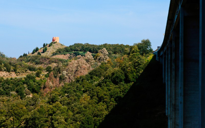 La pyramide de Bofill vue de loin