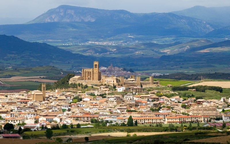 Vue panoramique d'Artajona avec les murailles en haut