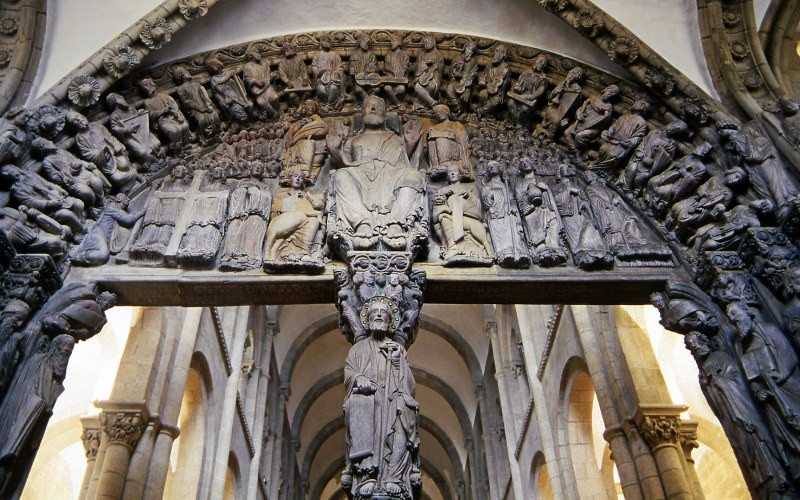 Portique de la Gloire, dans la liste des essentiels de la ville de Saint-Jacques