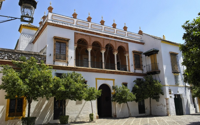 Style mudéjar qui marque la personnalité des abords du palais