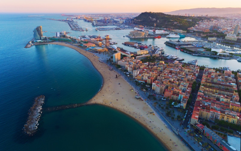 Plage de la Barceloneta en bas de photo