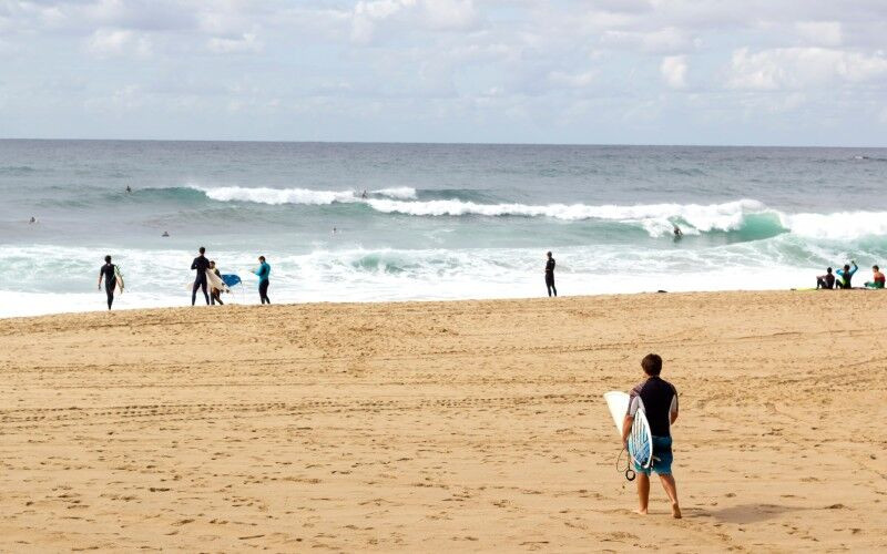 Surfeurs sur la plage de Zurriola