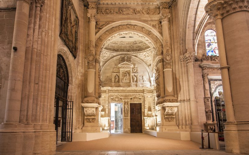 Arc de Jamete à l'intérieur de la cathédrale