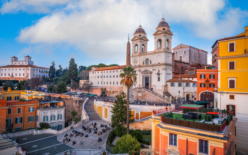 La place d’Espagne de Rome avec l’église et couvent de la Trinité-des-Monts au fond