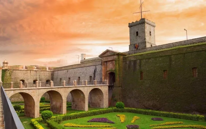 Château vu de l'intérieur de la cour et ciel orange